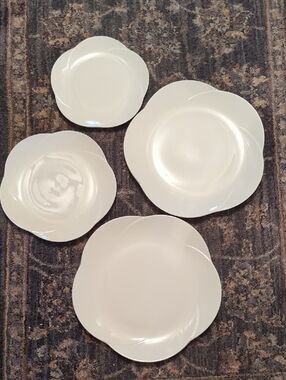 Scalloped Edge White Serving Dish Set — Neutral Floral Shape